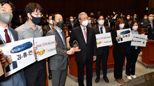 지난 8일 서울 여의도 국회에서 열린 국민의힘 의원총회에서 김종인 당시 비상대책위원장이 4·7 재보궐선거 승리 직후 퇴임 계기로 당 사무처 노동조합의 감사패를 받고 있다.연합뉴스